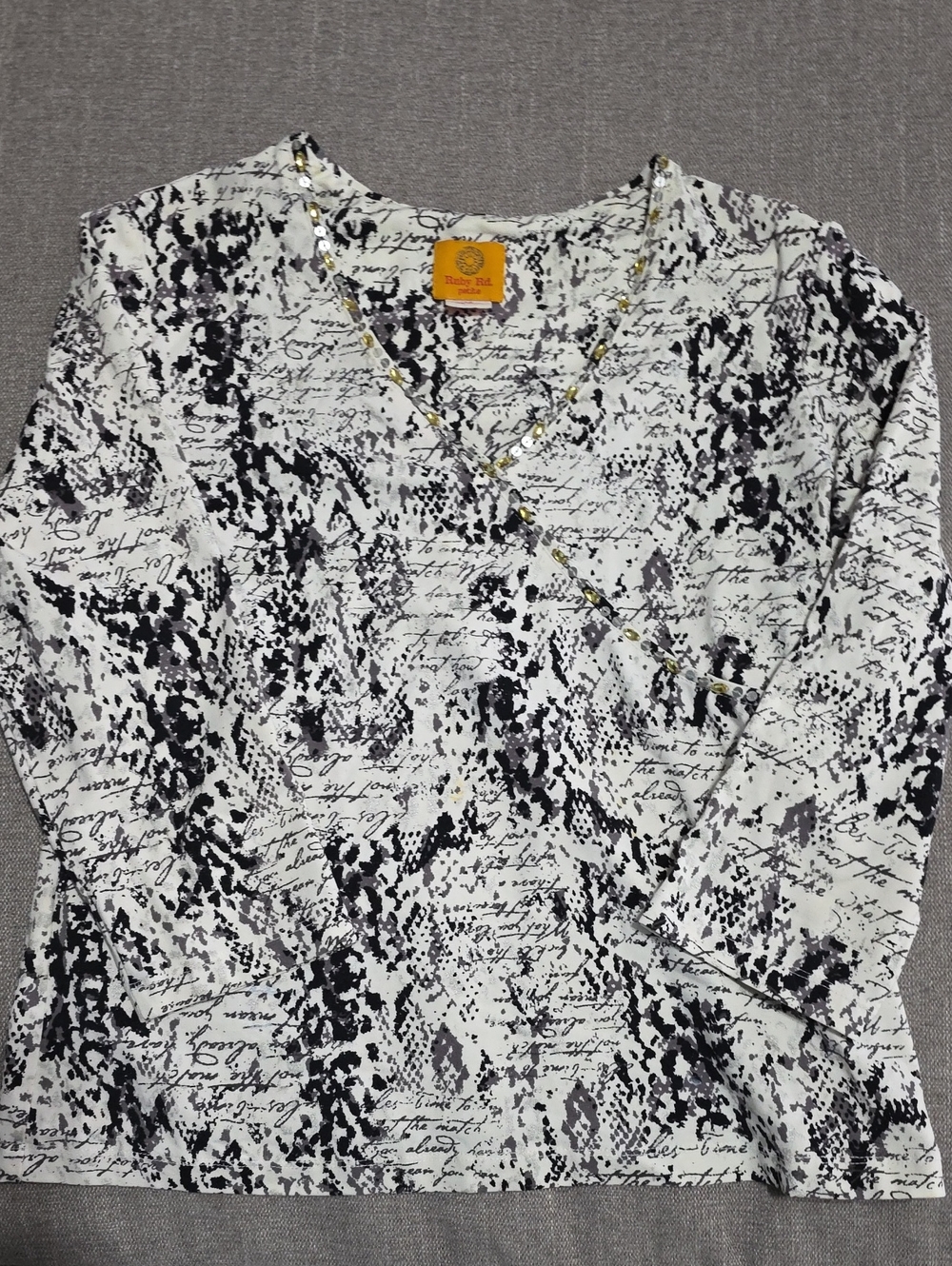 Ruby Rd Black & White Scripted Calligraphy V-Neck Long Sleeve Top Petite M
